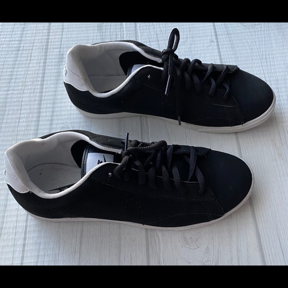 Nikes Black and White - Picture 3 of 9